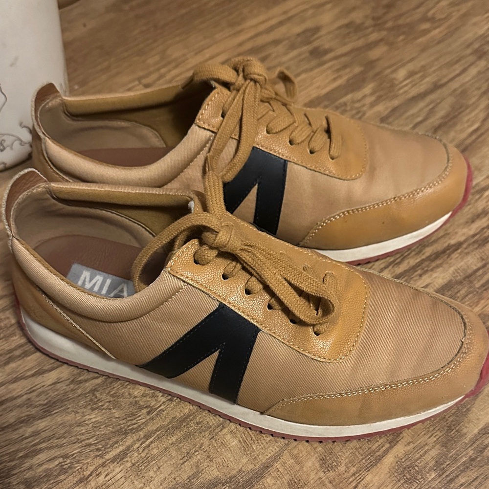 MIA Women's Tan and Black Sneakers